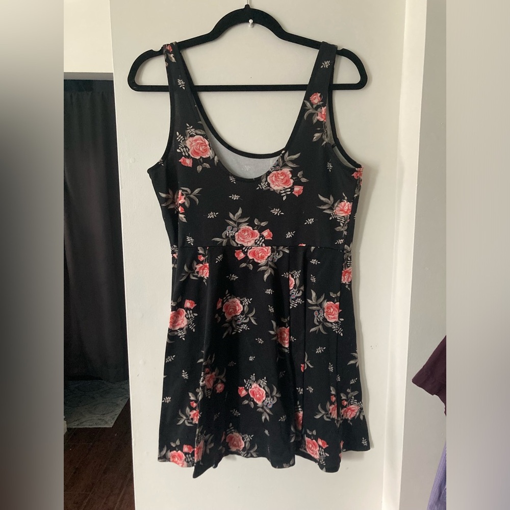 Woman’s dress - Picture 2 of 3